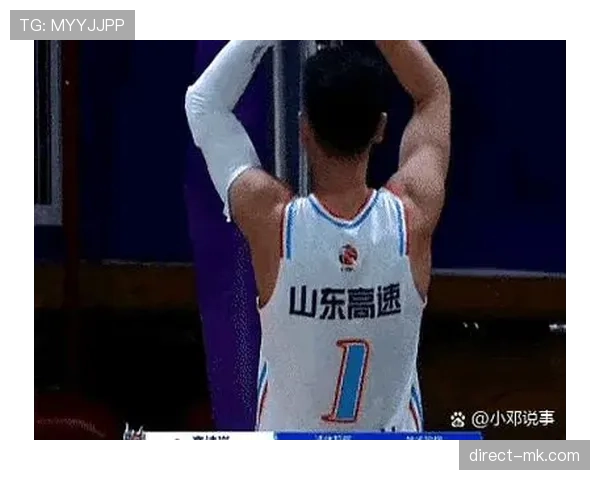 详细解析防守犯规判罚标准：什么行为会被吹犯规？